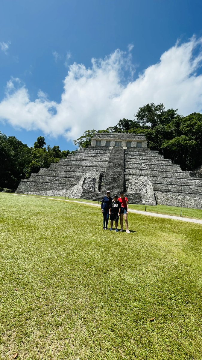 CristyYolyCC's tweet photo. #Naturaleza #Energía #Vibra
Dominguito de guía de turista en la Zona Arqueológica de Palenque #Chiapas hermosos jovencitos turistas Yarexit y Jeray #MundoMaya https://t.co/tZZ83NK99u