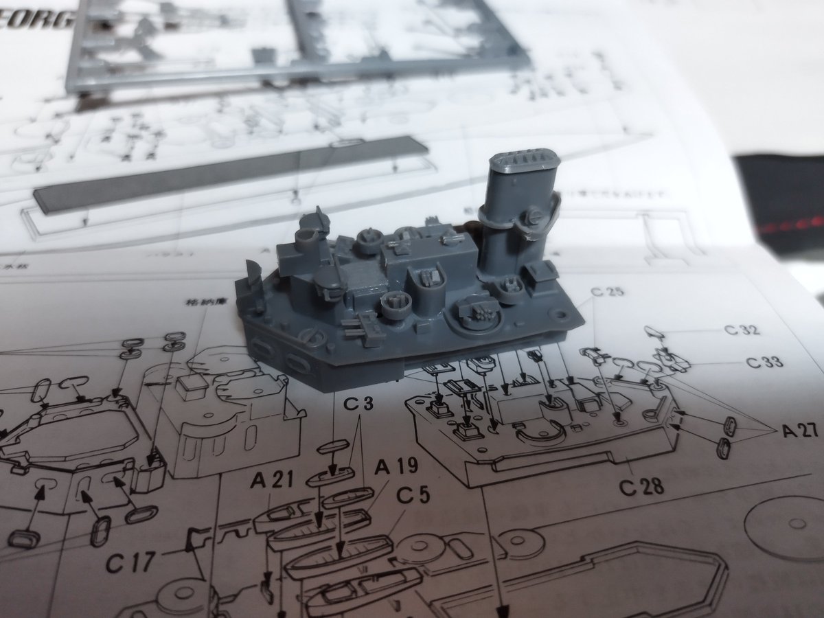 kitayama_1963's tweet photo. 弟から頼まれたイギリス軍艦作ってるピンセット様様 https://t.co/WZRzIP5cem