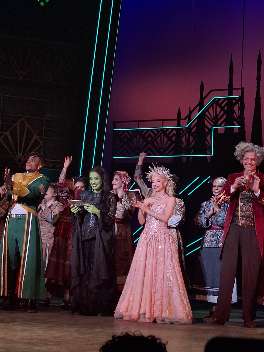 nmj6on's tweet photo. A estreia da Mari de glinda hoje foi linda!! Mari você sempre será artista https://t.co/aFnf1AF0IL