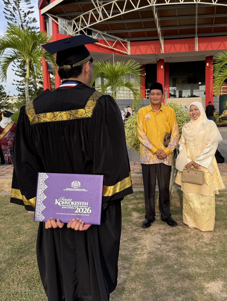 nekmanoty's tweet photo. Convocation Day👨‍🎓💛 https://t.co/Z67xwRgTzT