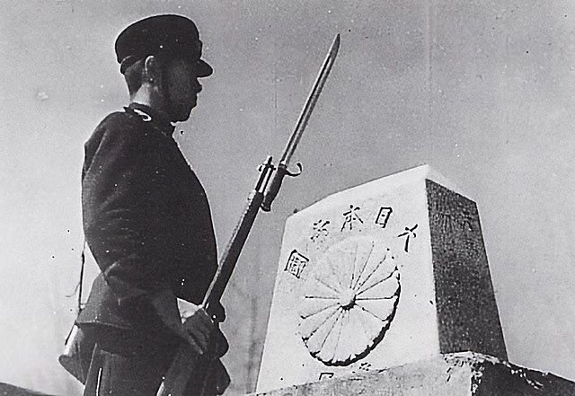 NationWorkers25's tweet photo. 8月9日は、1945年に日ソ中立条約を一方的に破棄したソ連=共産主義勢力が、我が国に不法侵入してきた忌むべき日だ。
終戦間際の火事場泥棒的な暴挙を、我々日本人は絶対に忘れてはならない。

◆即座にロシア政府は日本に北方領土を返還せよ！

◆愛国者諸君は建国民族勤労者同盟に参加せよ！ https://t.co/isnK2PTQsS