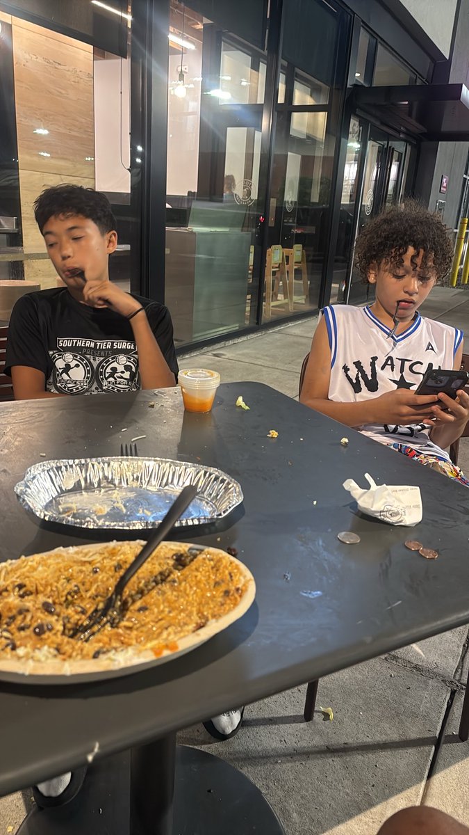 iluvass12345's tweet photo. made my little brothers watch me eat chip. get your money up pussies(i bought them shakes before this) https://t.co/EZmVmojr2R