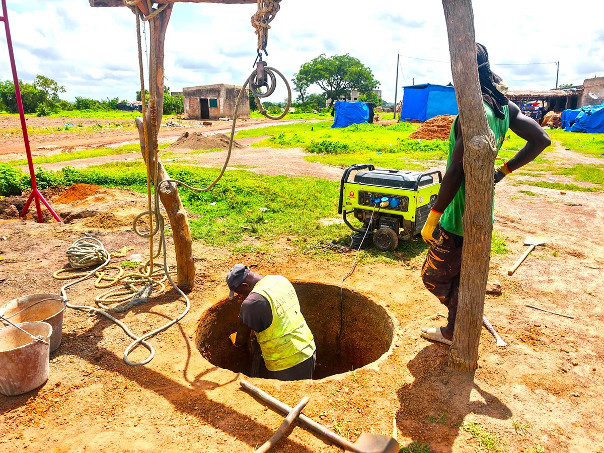 AmanaProjects's tweet photo. Al hamdulilLah, nous avons commencé les travaux de notre 72e puits au Sénégal, dans la région de Kédougou.
Notre arrivée dans ce village a été un véritable soulagement pour les habitants, car il est synonyme d'accès à de l'eau potable, par la volonté du Tout Puissant. https://t.co/N06mK1skgS
