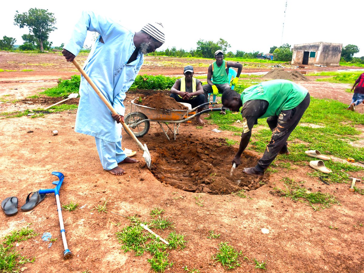 AmanaProjects's tweet photo. Al hamdulilLah, nous avons commencé les travaux de notre 72e puits au Sénégal, dans la région de Kédougou.
Notre arrivée dans ce village a été un véritable soulagement pour les habitants, car il est synonyme d'accès à de l'eau potable, par la volonté du Tout Puissant. https://t.co/N06mK1skgS