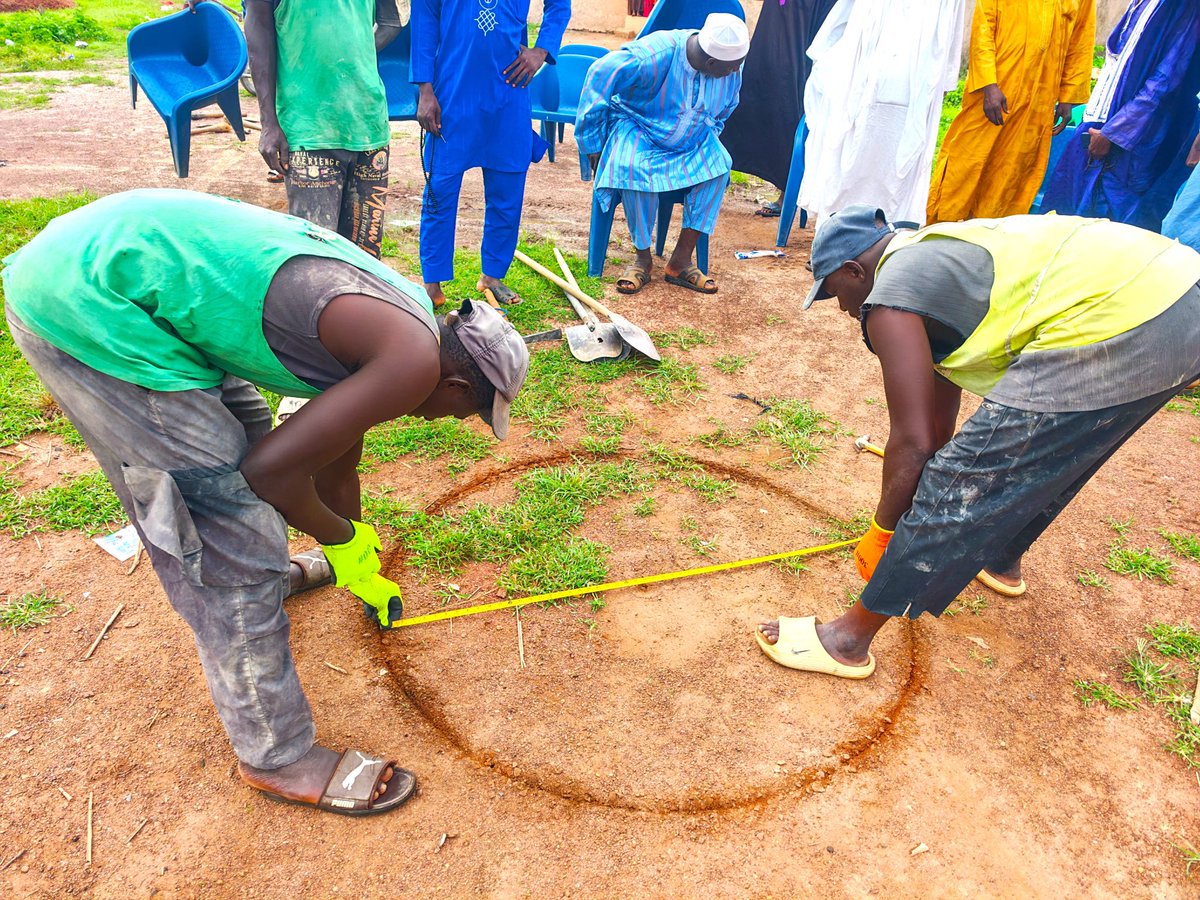 AmanaProjects's tweet photo. Al hamdulilLah, nous avons commencé les travaux de notre 72e puits au Sénégal, dans la région de Kédougou.
Notre arrivée dans ce village a été un véritable soulagement pour les habitants, car il est synonyme d'accès à de l'eau potable, par la volonté du Tout Puissant. https://t.co/N06mK1skgS