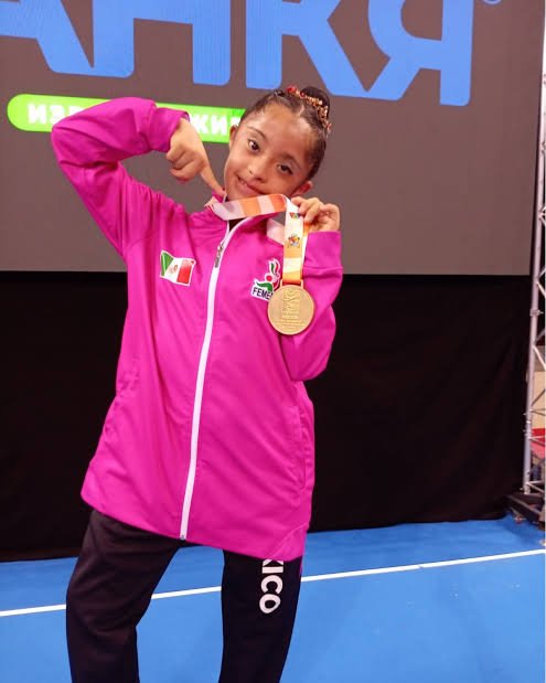 Mexicocampeon1's tweet photo. ¿Te enteraste?
¡Oro mundial para México! 🥇🇲🇽 Con tan solo 12 años, la veracruzana Karime Zoé López conquisto la medalla dorada en el All Around del Campeonato Mundial de Gimnasia Rítmica para Personas con Síndrome de Down en Sofía, Bulgaria. #Gimnasia #OrgulloMexicano #Mexicana https://t.co/HjLyJEWdtJ