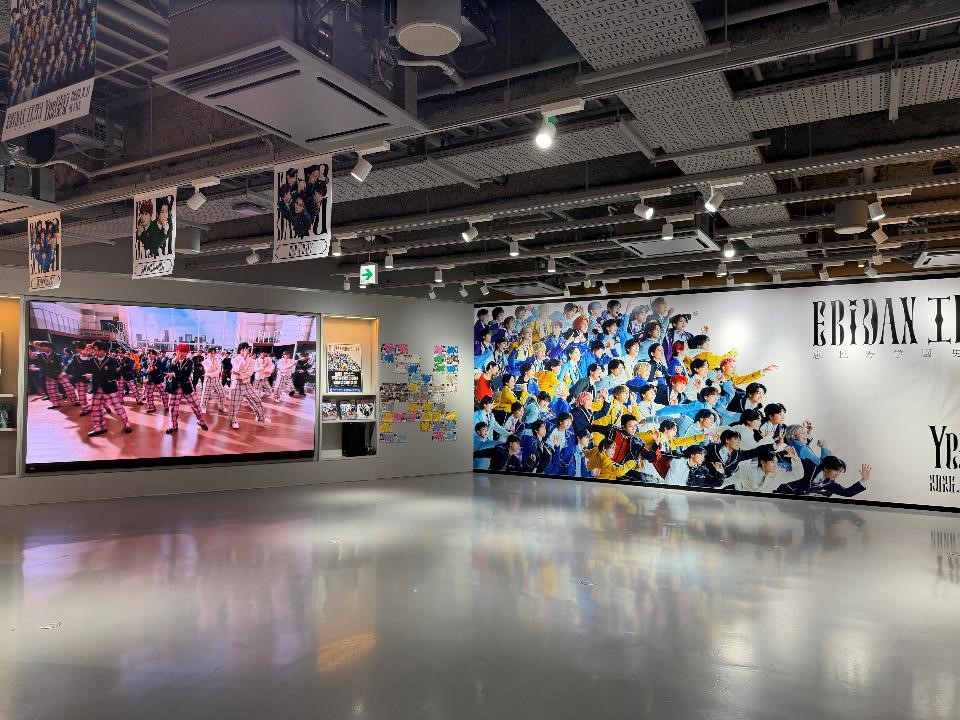 SHIBUYA_T_MUSIC's tweet photo. 【#EBiDAN📷】
15周年記念シングル『Yes!東京』本日入荷🗼
シブツタ地下2Fでは、特大ビジュアル展示&特大ビジョン放映&吊りフラッグなどEBiDANフロアジャック中✨️👀
展示中のフラッグプレゼント抽選キャンペーンも開催中です💕
#Yes_EBiDAN15th📷
展示・キャンペーン期間：8月17日(月)まで
詳細は⏬️
https://t.co/S04UvrA2xc