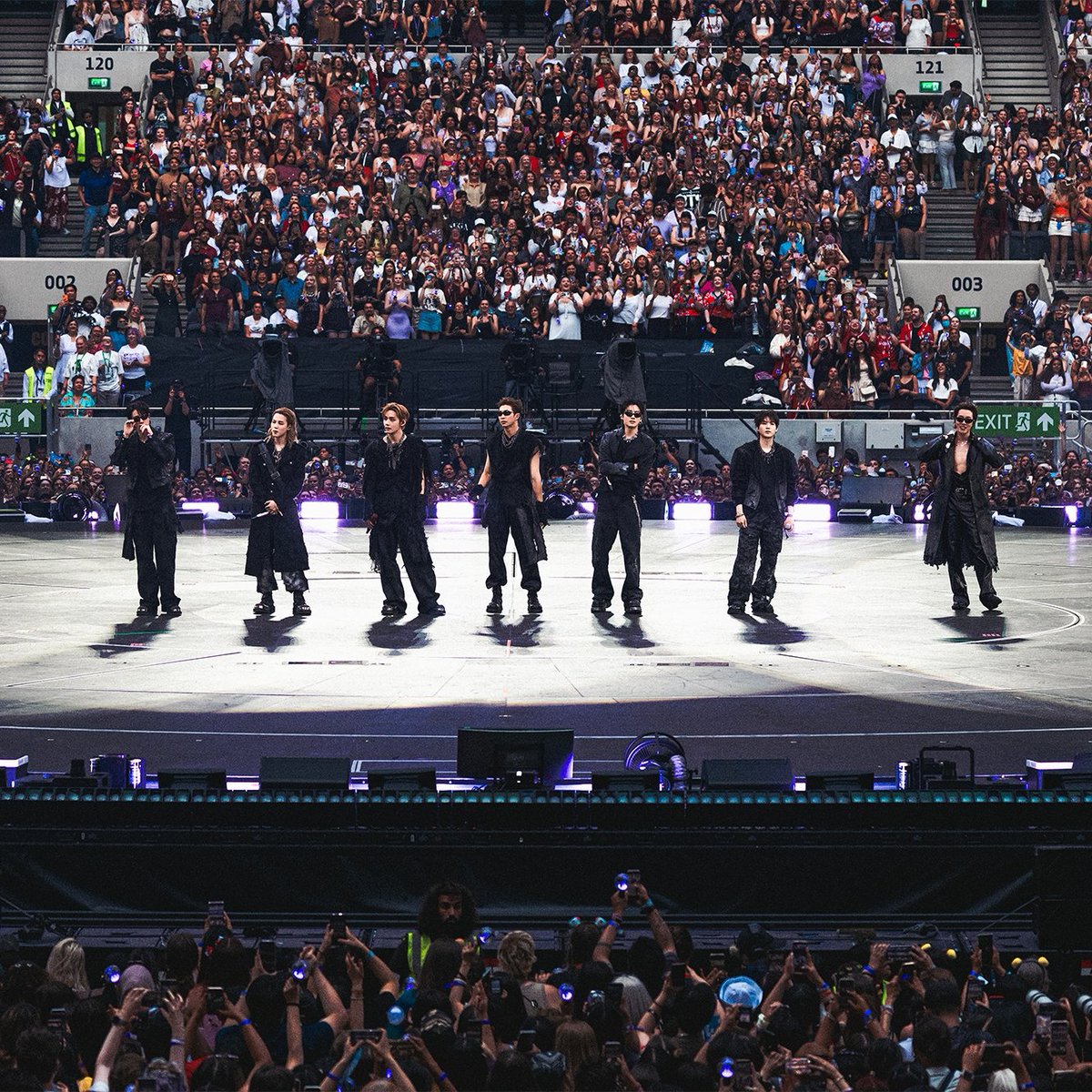 Kpop_Herald's tweet photo. .@bts_bighit and Hybe's success story has become a case study at France's INSEAD MBA, titled "HYBE: Building Growth Beyond BTS." 📚

The study credits BTS' success to its self-written music, narrative-driven songs, digital communication and relationship with ARMY, while highlighting Hybe's Weverse, multi-label and glocalization strategies.

#BTS #HYBE