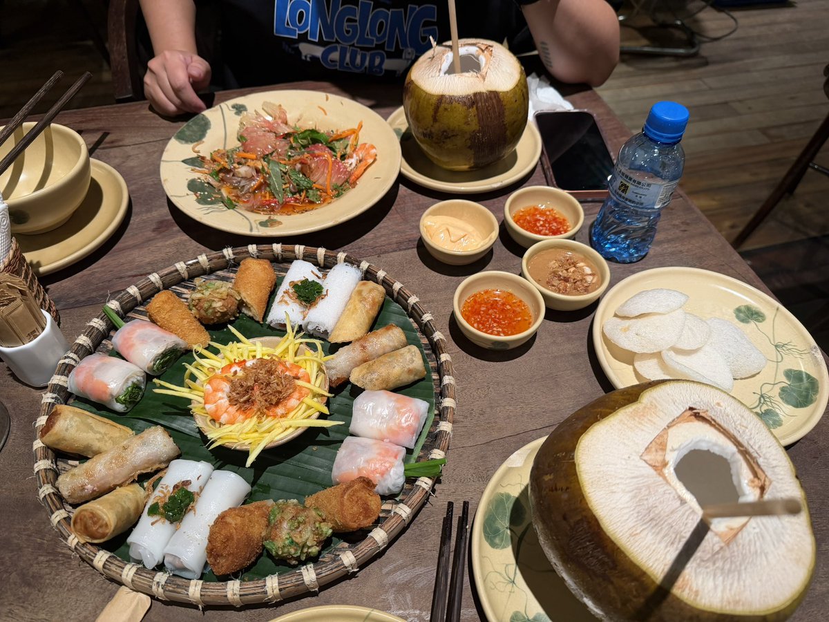 Y2KoBee's tweet photo. 朋友表示點解我一啲都唔似出差，邊度有人出差出得咁爽
我表示：有人carry係唔同啲🥹 https://t.co/EjomsPyDZ4