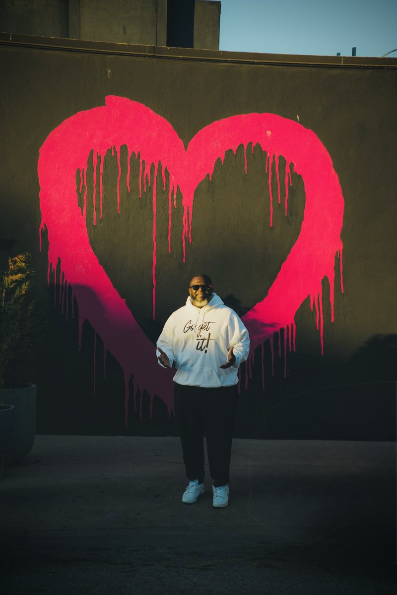 ChipBaker19's tweet photo. Show love…
A kind word, a helping hand, a listening ear, or simply letting someone know they matter can make a lasting impact. Go get it!!!
Shoutout to my guy @mikejohnstonartist for the cool mural in Austin, Tx.
#showlove #makeanimpact #gogetit https://t.co/RawBNUqEhJ