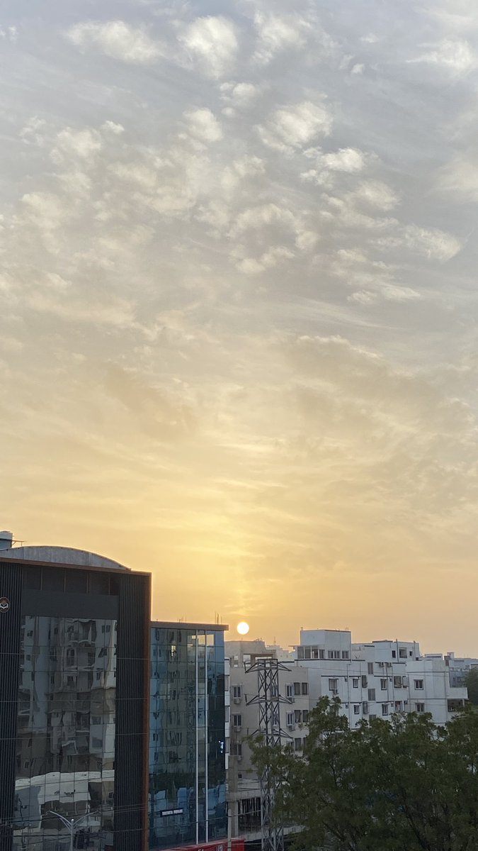 raziasworld's tweet photo. βEveryday, a million miracles begin at Sunrise.β Eric Jerome Dickey
#sunrise
#myview
@DavidMariposa1 @KalyaniMuktevi @Kri_Te_Acharya @kbiqbal777 @BrainnPower @FarhaSyeda1 https://t.co/K2z9QB5G9H