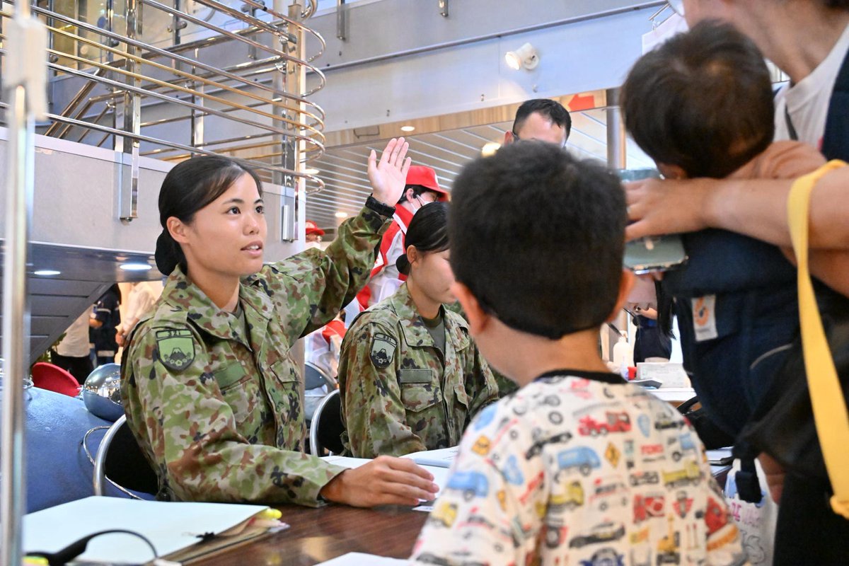 JGSDF_EA_PR's tweet photo. 【ＰＦＩ船舶における入浴支援等の準備】
はくおう支援隊は、明日（１１日）からの「ＰＦＩ船舶はくおうⅡ」における入浴支援・休憩場所の提供の再開に向け、準備を進めています。被災者された皆様が少しでも安心して過ごせる環境を提供できるよう、引き続き全力で取り組んでまいります。
※写真は５日の支援状況です。
👇入浴支援の時間や応募情報はこちらからご確認ください。
https://t.co/cIOHUBO49k

＃熊本地震　＃はくおうⅡ　＃入浴