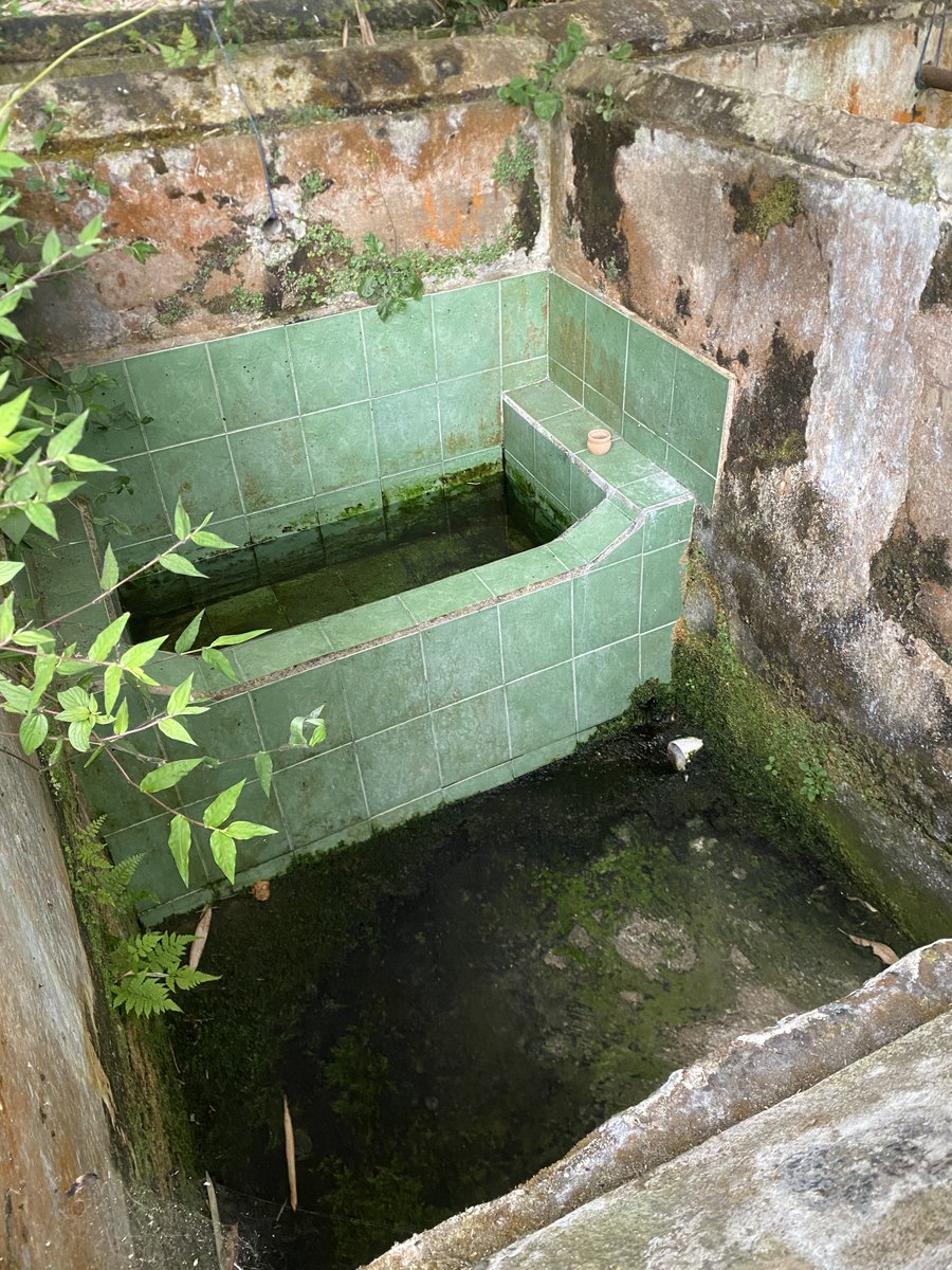 velinex211's tweet photo. wahh seru banget tempatnya sayang lagi ga keluar airnyaaa 🥹🥹🥲🥲
.
Pemandian mix alam ini cukup menarik, konsep setengah terbuka dipinggir hutan.  
.
Gaya pancuran outdoor mirip konsep osen di jepang,, Dibangun sejak 1925
.
Htm : Rp 0,- https://t.co/W59pekhUcl