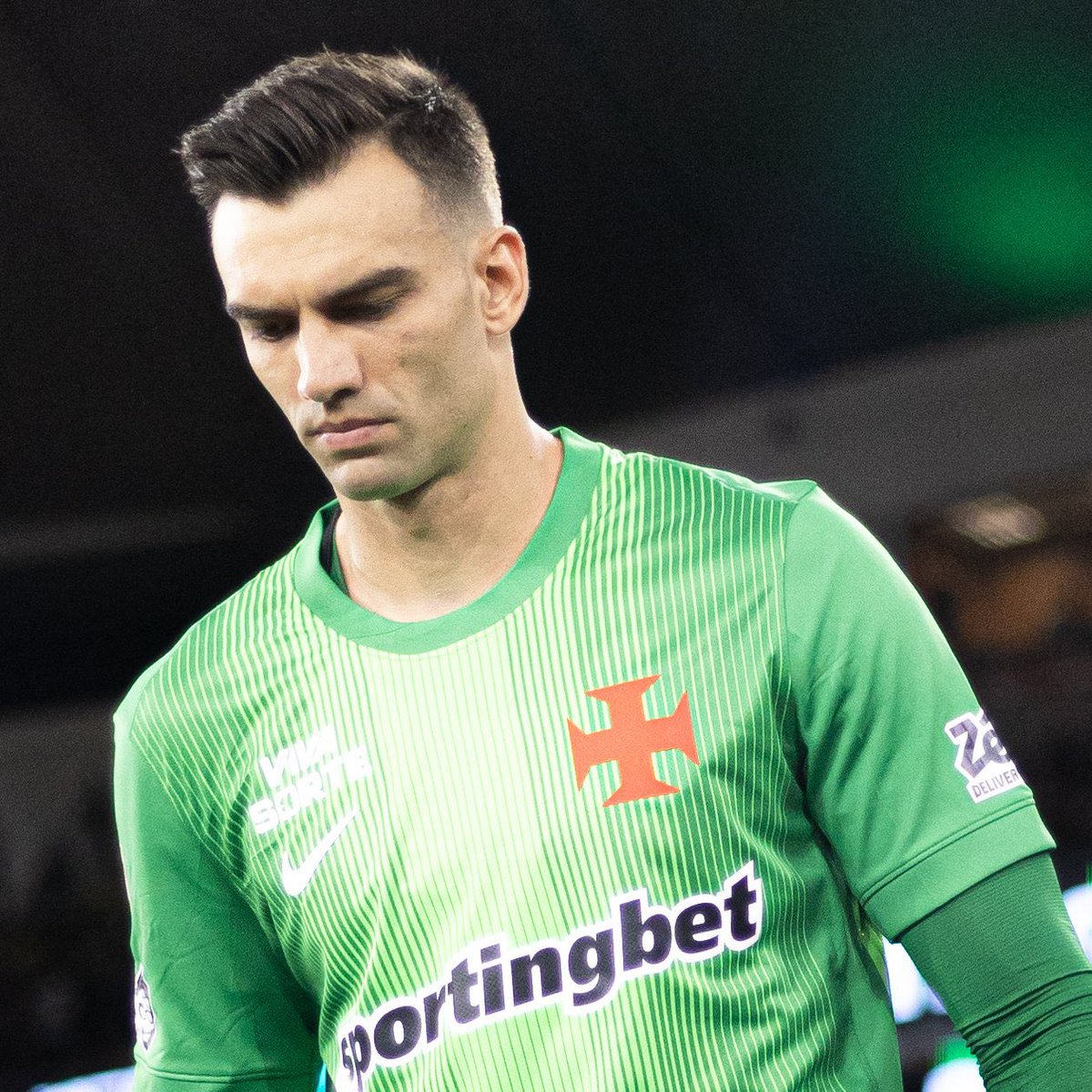 leomadeincolina's tweet photo. Leo jardim será muito valorizado no dia que não estiver mais no Vasco 

O time organizado na defesa ele é menos exigido e sempre que precisa ele está lá fazendo a parte dele. Um grande goleiro! Não é perfeito, tem falhas, normal, mas se não fosse ele em muitas vezes… Goleiraço! https://t.co/LojzH8t5St
