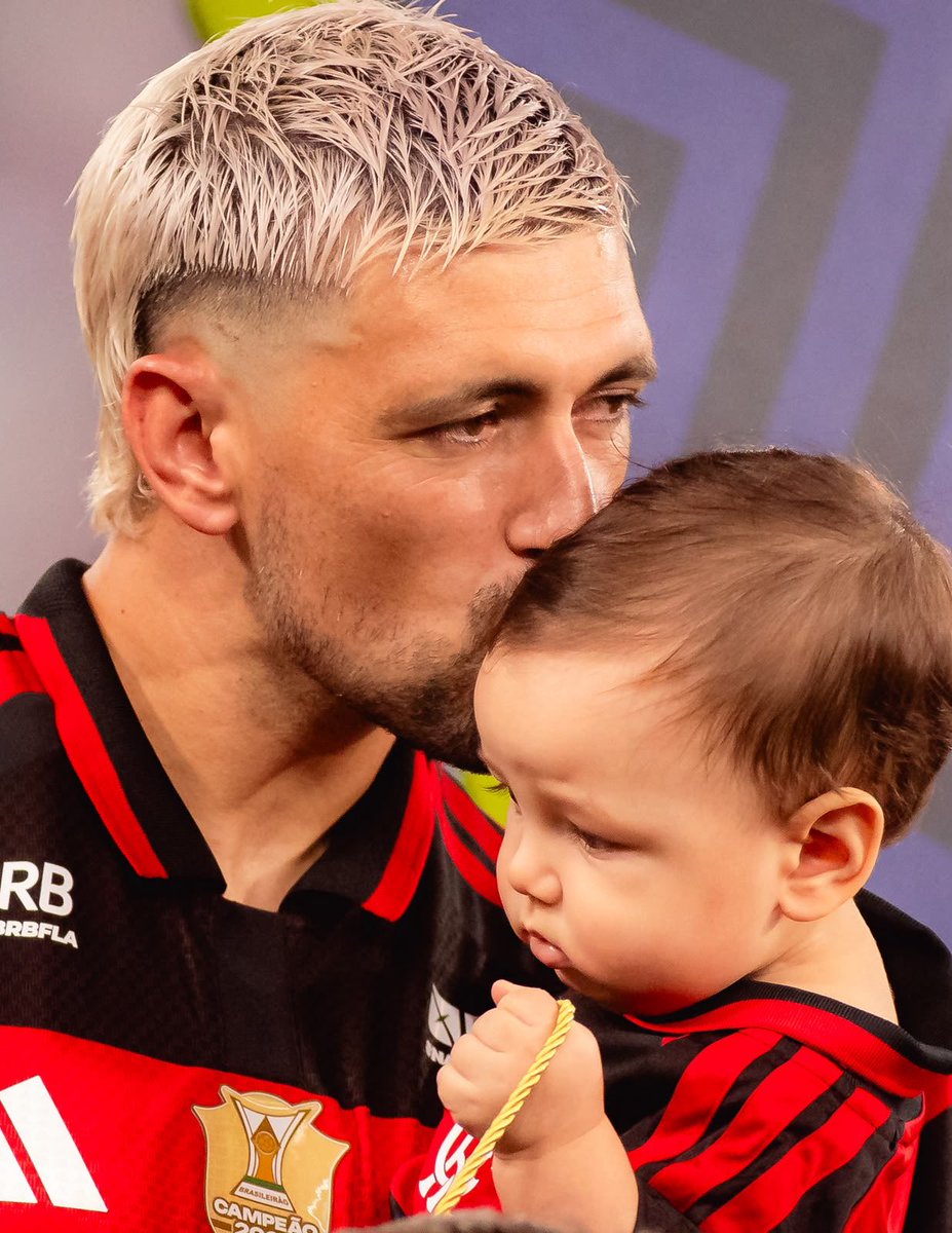 Flamengo's tweet photo. Os papais do Mengão e seus filhotes entrada em campo! ❤️🖤

#DiaDosPaisRubroNegros https://t.co/gKER7KwE6y