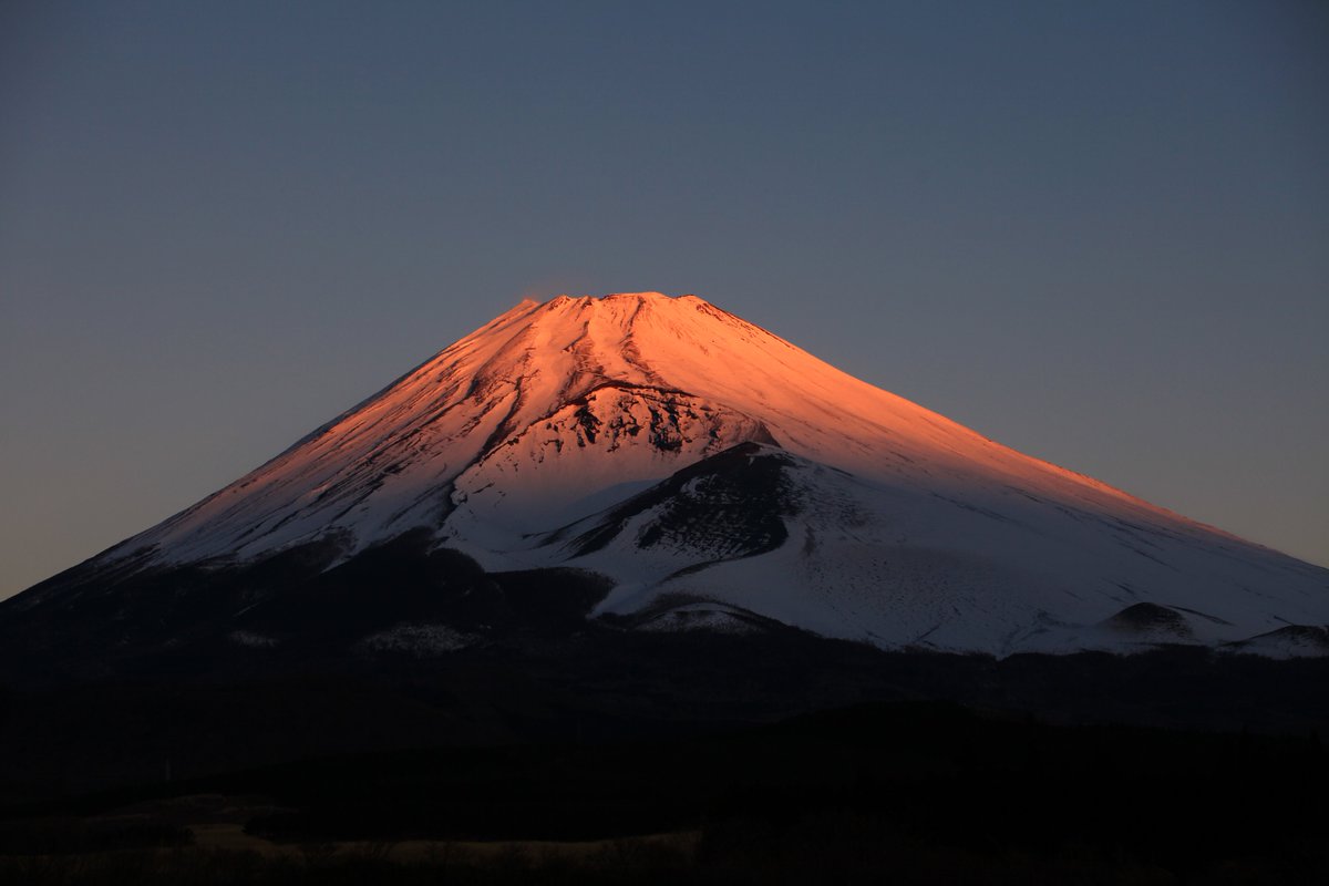 kobetaro7's tweet photo. 富士山〜
これは忠ちゃん牧場かな？宝永噴火跡がまん丸に見えますよ。富士山が紅くほほ笑みました(笑)Shot:2015.1 #富士山 #富士山が好き  #写真 #japanese #japan https://t.co/TLErYiwryP