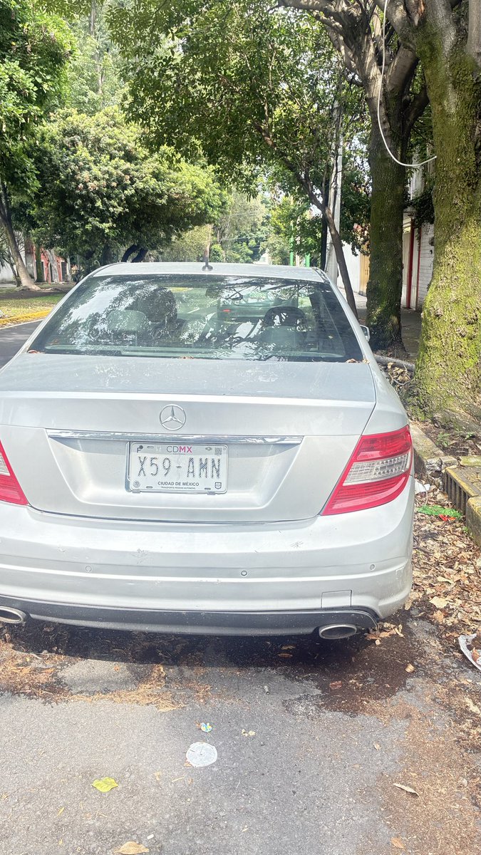 vgkatty's tweet photo. @SSC_CDMX hace más de 2 meses se encuentra mal estacionado/abandonado este auto Mercedes, ya es bastante la basura que sea ha acumulado urge su intervención en Rancho Piomo y Rancho Camichines, Nva. Oriental Coapa, 14300, Tlalpan https://t.co/z9NwKmPGLh