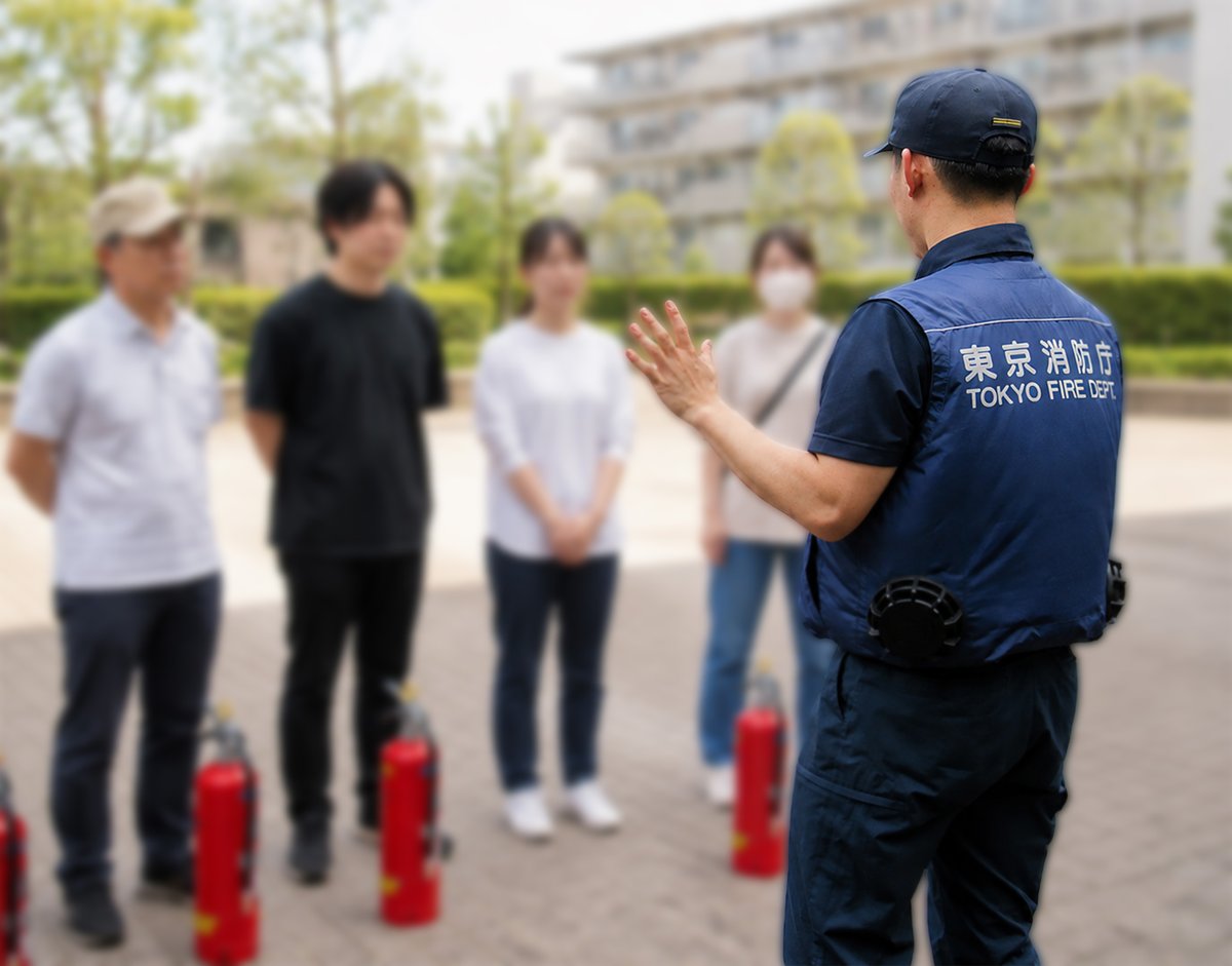 Tokyo_Fire_D's tweet photo. 【安全な活動のための熱中症対策】

東京消防庁では、気温が高い状況であっても、助けを必要とする方のもとへ万全の状態で向かうため、状況に合わせてポロシャツやファン付ウェアの着用を開始しました。

私たちも熱中症対策を万全にし、皆様が安心できる活動をしてまいります。 https://t.co/z2A3gnvwQw