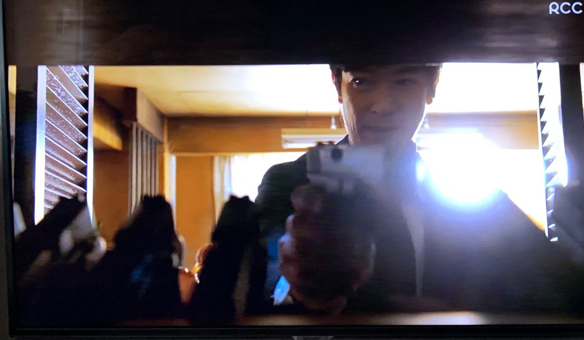 BEPPAN_JURI's tweet photo. #VIVANT #VIVANTep13 #プロップガン
武器庫から自衛隊制式のミネベア9mm拳銃ではなく、タイ警察と同じグロック17の方を2挺取り出し任務遂行に向かう乃木

これは万が一拘束された時に銃の機種で身分がバレないようにしたのだと思う https://t.co/XEFyiz4mSs