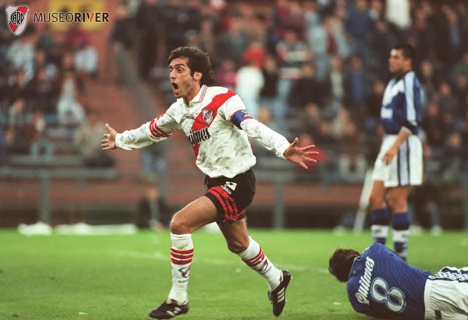 DanyPaez1975's tweet photo. Un dia como hoy de 1997 River Bicampeon triunfo 2 0 a Velez con goles de Enzo Francescoli en Liniers. El equipo de Ramón Díaz jugaba como marca la historia de River: Burgos, H Diaz, C Ayala, Berizzo, Sorin; Monserrat, Astrada, Gallardo, Berti; Salas y Enzo. Esto era #River ⚪️🔴⚪️ https://t.co/EgZPNyUvs8