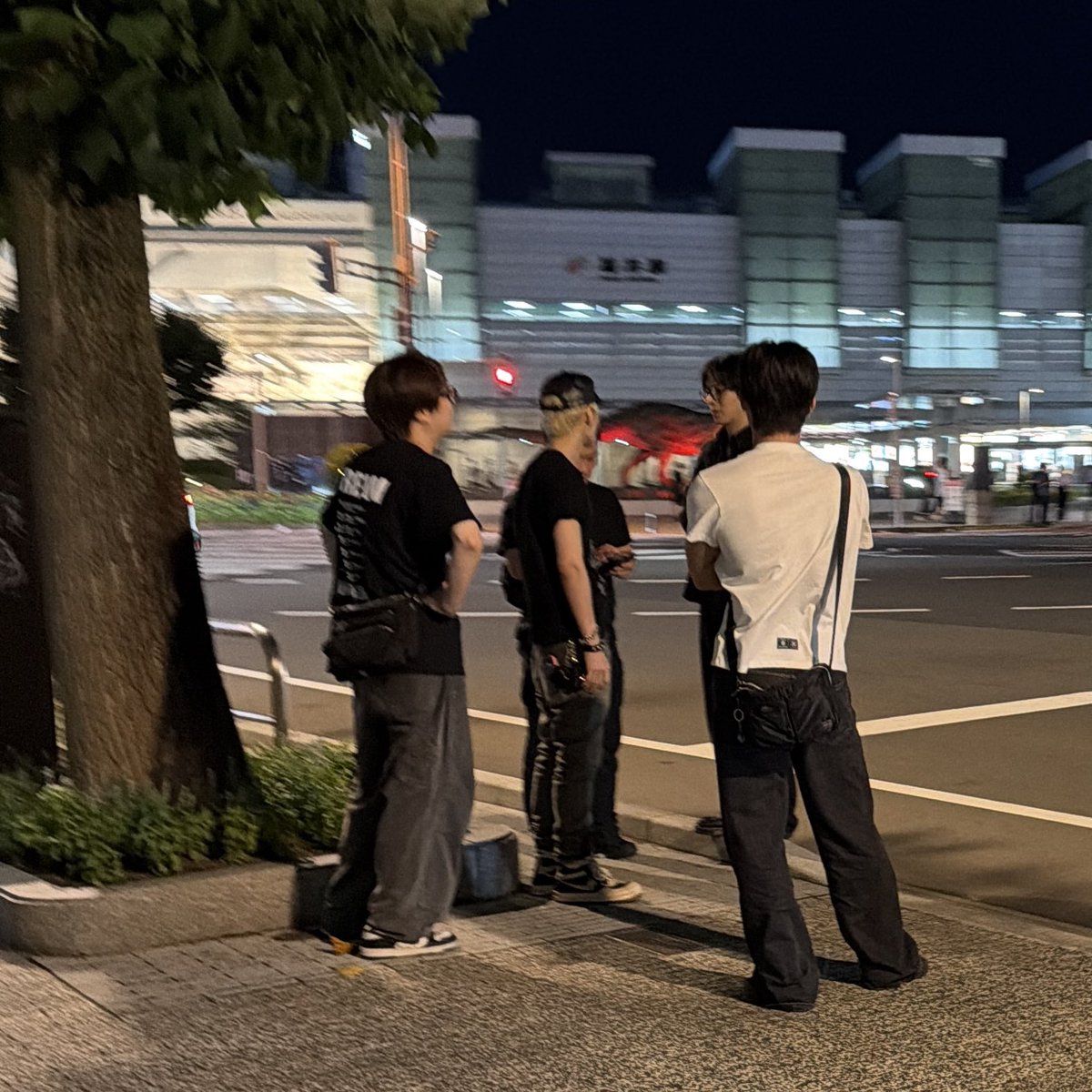 Meikko000's tweet photo. 260809 요시 재혁 정우

아부라소바 먹으러가다가 우연히 봤어요…
#요시 #YOSHI #윤재혁 #YOONJAEHYUK #박정우 #PARKJEONGWOO #트레저 #TREASURE https://t.co/9V6mZ9UA5f