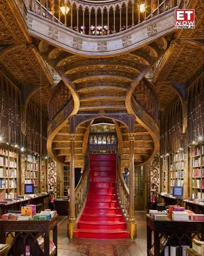 architectizm's tweet photo. デュア・リパが、ポルトガルに「禁書の図書館」をつくったらしい。

2023年から続ける彼女のブッククラブ、Service95 Book Clubと、ポルトの老舗書店Livraria Lelloの一部に開いた「Manifesto Library」。（ちなみにこの書店は世界一美しい書店としても有名）

学校のカリキュラムから外された本、LGBTQIA+を扱うため展示を制限された本など、通常の図書館には起きにくい100冊を収めた常設の図書館。

面白いのは、単なるDuaの選書というより、オンラインのブッククラブを物理的な場所にしたこと。

「検閲」は昔のように焚書や発禁だけでなく、棚におかない、学校で扱わない、なども検閲の一つ。そうやって本と読者が偶然出会う可能性を消していく。

だから対抗策も批判の声明というよりも、もう一度棚に置くこと。この図書館は本を保管するだけでなく、読書、討論、公共的な思考の場として運営されるとのこと。

SNSやニュースレターが本を「届ける」メディアなら、図書館は本を「残し、出会わせ、話させる」物理的な場所。