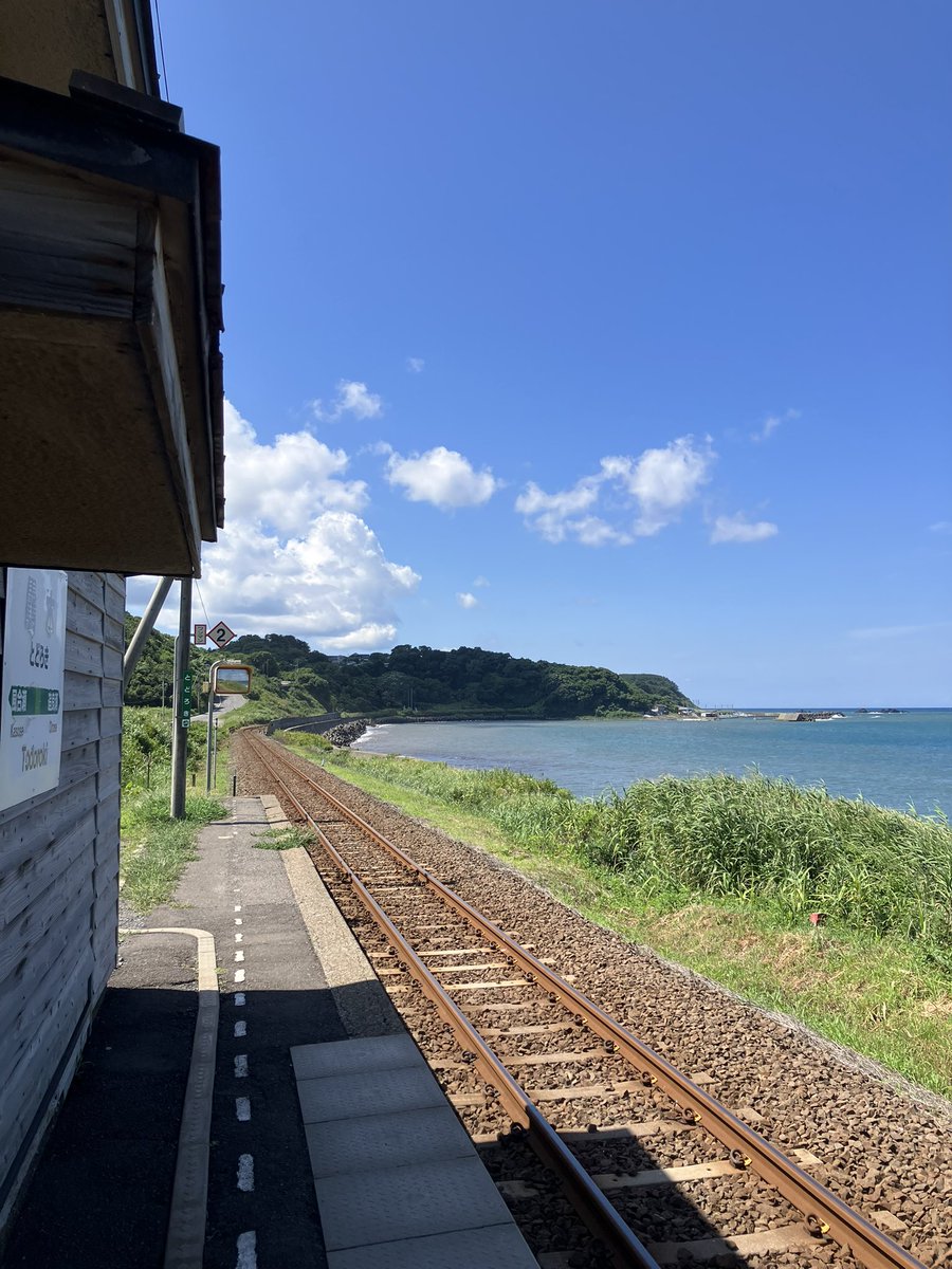 unifirehuman's tweet photo. 行くぜ東北！のポスターになった駅に来たんだけど、海めっちゃ綺麗… https://t.co/GH9HDdfCiq