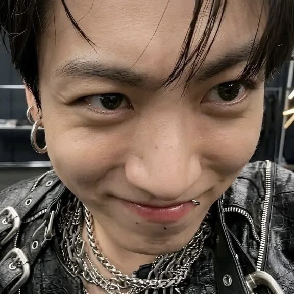 jungkovtae's tweet photo. thv                                                 mnijungkook https://t.co/wroTAl8ZBw