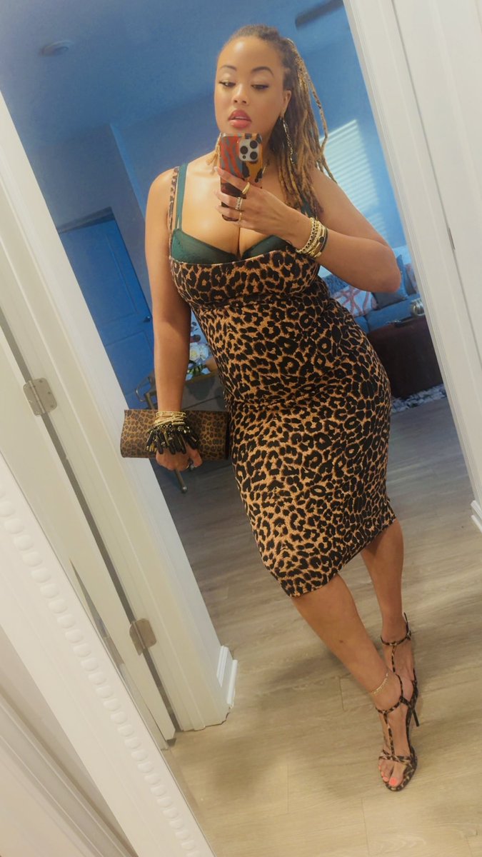 MSTRUDYNICOLE's tweet photo. 💋💋💋💋💋 https://t.co/HR1o5ymjL8