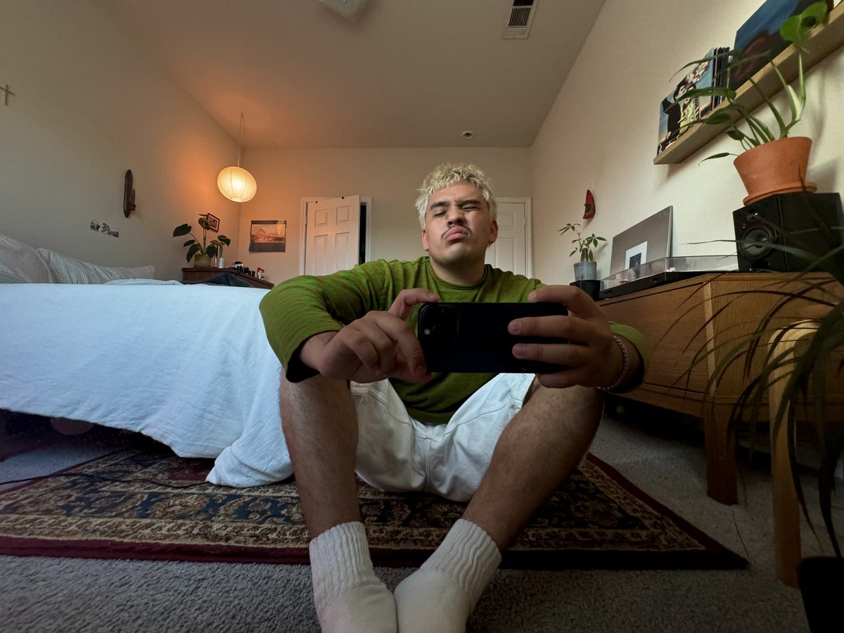 michaellffranco's tweet photo. in my room https://t.co/pdcX1GXEaS