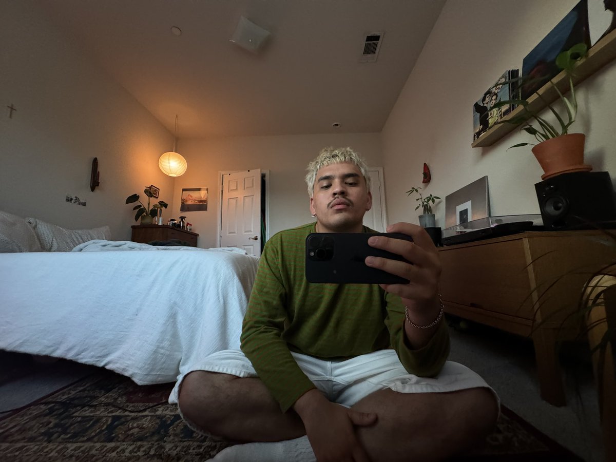 michaellffranco's tweet photo. in my room https://t.co/pdcX1GXEaS