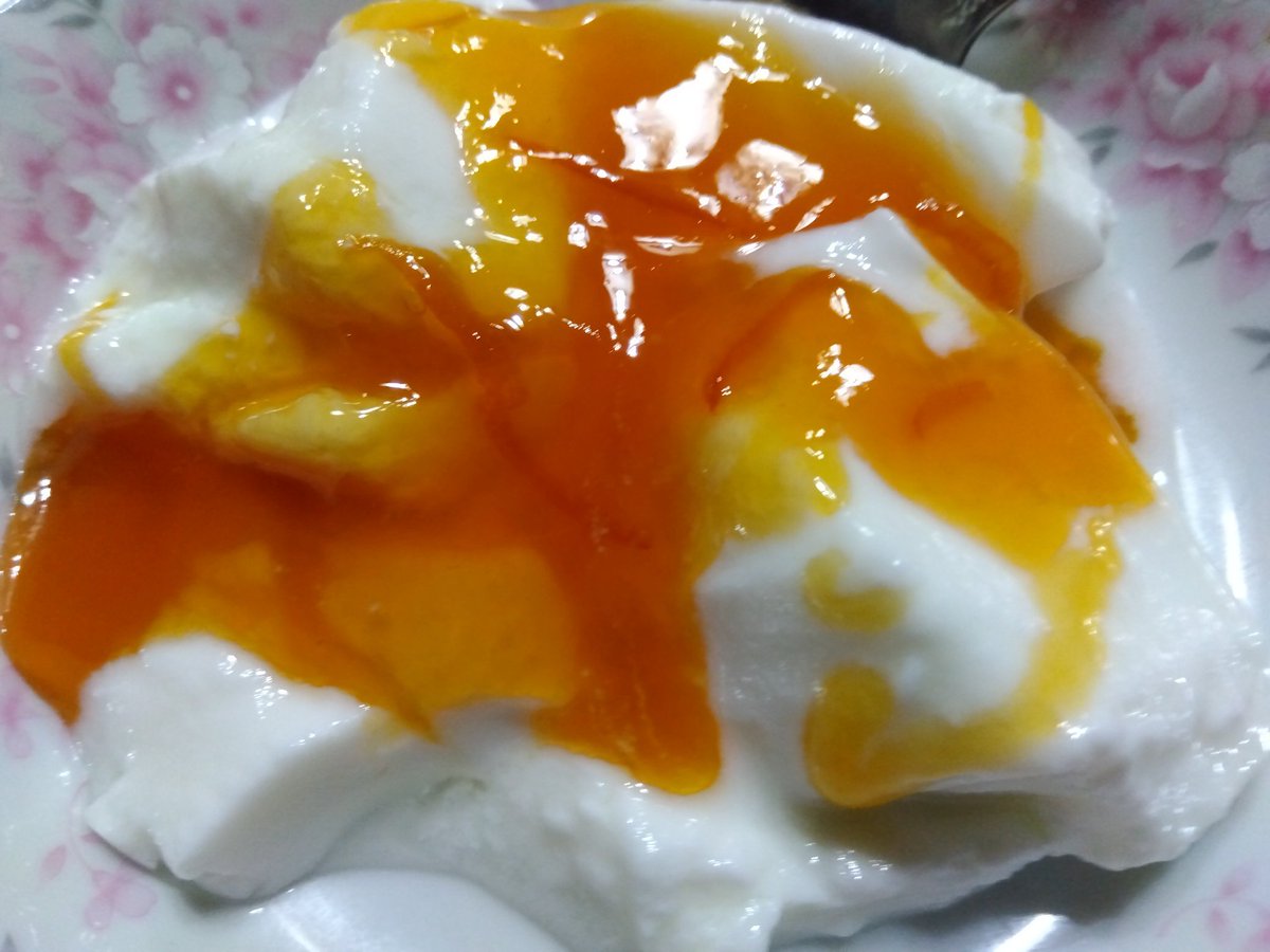 kouhei2708's tweet photo. 皮刻んで塩水に浸けて塩水替えながら冷蔵庫で一昼夜掛けてあく抜きします。
果肉更に搾ったジュースにてん菜のグラニュー糖と皮加えて煮込みます。
甘味に爽やかな酸味苦みが夏にピッタリです。
　#対馬　#豆酘の夕陽ジャム　#夏みかんマーマレード🍊 https://t.co/iLmn22pNz7