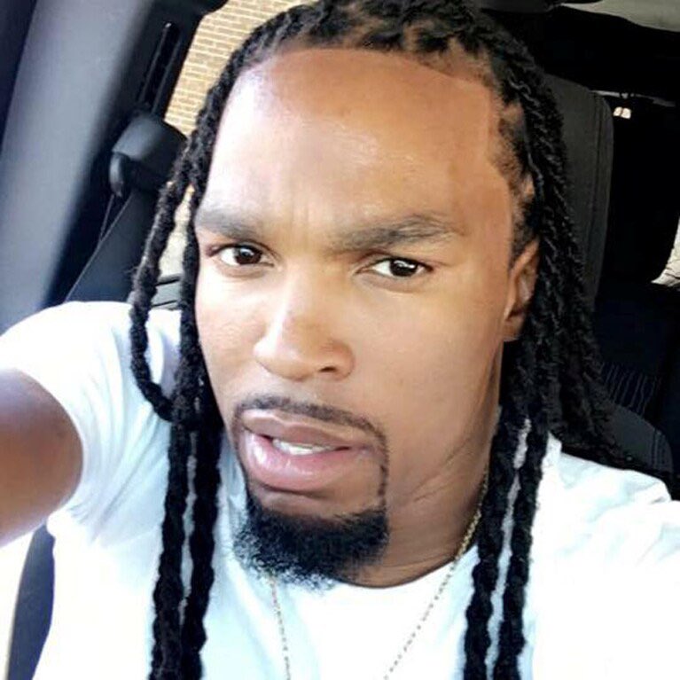 underdejahvu's tweet photo. darren seals
- activist leader
- FBI had him under surveillance b4 his murder and referred to him as a « revolutionary who had militant rhetoric and had access to weapons » 
- found shot and killed in a burning car, murder never solved https://t.co/dSwfQAPKFr