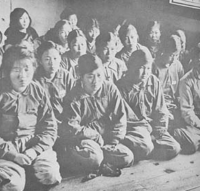 nazenazekankoku's tweet photo. 韓国では「慰安婦＝日本軍の犯罪」という図式が絶対視されているが、実は韓国軍自身も慰安婦を運用していた。

イギリス、フランス、ロシアなどほとんどの国に慰安婦制度は存在した。しかし韓国では「慰安婦は日本にだけある制度であるべきだ」という都合の良い思い込みが強く働いているため、韓国軍慰安婦は誰もが知っているのに誰も表だって語らないタブーと化してしまった。

韓国陸軍本部が1956年に編纂した公式記録『後防戦史（人事編）』には、朝鮮戦争当時に設置された「特殊慰安隊」に関する明確な記録が残っている。1952年の実績統計だけを見ても、ソウルと江陵の4個小隊に所属する89人の慰安婦が、1年間で20万4,560人の将兵を「慰安」したと記されている。1人当たり1日平均6〜7人を相手にしていた計算になる。

当時の将兵の証言によれば、こうした公式の慰安隊は「60人規模の中隊を3〜4個運用していた」とされ、全体で180〜240人程度の規模だったと推定される。さらに各部隊が独自に運営していた非公式の慰安所を含めれば、その数はさらに多かった可能性が高い。

軍はこれを「戦争に伴う避けられない弊害を未然に防止し、長期間交替のない戦闘による生理的・精神的な支障を予防するため」と説明し、戦闘力の損失防止と士気高揚のための「やむを得ない必要悪」と位置づけていた。

つまり、国家が組織的に慰安婦を動員・管理していた事実を、公式文書が自ら認めているのである。

しかし、この真実の前で韓国は沈黙する。

なぜなら、彼らの建前は「女性の人権」であるだけで、本当の目的は日本に対する道徳的優位性を確保し、反日感情を維持することにあるからだ。