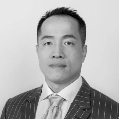 PANewsCN's tweet photo. 加密投资人 Harry Yeh 巴拉圭坠楼身亡：裸体从 30 楼坠落，公寓被洗劫一空

8 月 7 日凌晨 4:30，巴拉圭阿松森警方接报，加密投资人 Harry Yeh（叶俊德）被发现裸体坠楼身亡，从 30 楼��落 100 米。

Harry 是 Quantum Fintech Group 创始人，2013 年 BTC 仅 60 美元时入场，声称管理超 24 亿美元资产，与 Fantom、Tomb Finance、Lif3、ZooCoin 等项目深度关联。

警方发现其 30 楼公寓所有门敞开、被洗劫一空但无人在内，27 楼居住的 29 岁巴西籍伴侣称不知情。这起离奇死亡案有太多疑点：为何裸体？为何公寓被洗劫？24 亿美元资产去向何处？

检方尚未确定坠楼方式，案件仍在调查中。