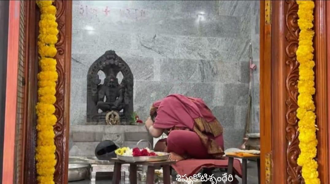neelabala's tweet photo. न वासुदेवभक्तानामशुभं विद्यते क्वचित् । जन्ममृत्युजराव्याधिभयं नैवोपजायते ॥

For those devoted to Vasudeva, nothing inauspicious ever occurs. The fear of birth, death, old age and disease never arises in them.-Vishnu Sahasranaman 

परमार्थ सत्यम् https://t.co/ivmUZ4fwBu