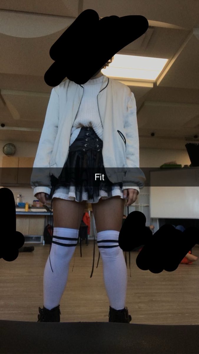 mil0rexic's tweet photo. Remembering that time I wore this to school in 2021 with absolutely no idea how much of a mess I looked🤕 https://t.co/ijCGP3QvW0