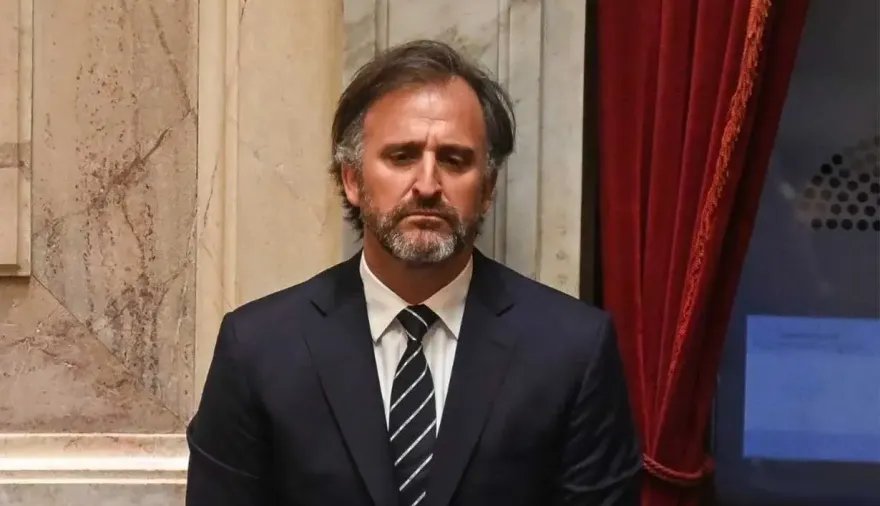 argennoti's tweet photo. 🚨 OTRO ESCÁNDALO LIBERTARIO: BENEGAS LYNCH RECIBIÓ CASI $120 MILLONES DEL BANCO NACIÓN PARA SU EMPRESA DE TIERRAS

Mientras desde el oficialismo libertario pregonan achicar el Estado, Glocal Terra, la empresa vinculada al senador Joaquín Benegas Lynch, obtuvo un crédito de $119,5 millones del Banco Nación.

El dato sacude todavía más por el contexto: el legislador defendió cambios al régimen de tierras mientras su firma trabaja en la administración y el negocio de campos, incluso para propietarios e inversores extranjeros.

La polémica ya está servida: discurso anti-Estado por un lado y financiamiento de un banco público por el otro. Un cruce entre política, negocios privados y tierras argentinas que pone a Benegas Lynch nuevamente bajo la lupa.