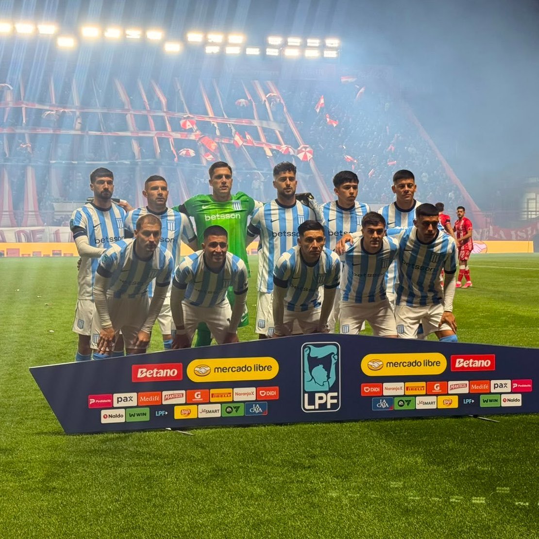 LeandroAdonio's tweet photo. Una de las grandes frustraciones de este #Racing es que todavía cuesta analizar realmente el trabajo de Vojvoda. Se ven buenas intenciones, algunas ideas claras y una búsqueda de darle una identidad al equipo, pero todo eso queda permanentemente opacado por errores individuales, expulsiones evitables y situaciones que terminan condicionando cualquier planteo.

👉 Y acá hay algo que cuesta entender: ¿cómo puede ser que quienes están a cargo del fútbol de #Racing, con Milito y Saja a la cabeza, no adviertan que hay jugadores que ya tienen el boleto picado? Hay futbolistas que hace tiempo vienen mostrando un nivel muy bajo y que, sinceramente, parecen haber cumplido un ciclo en el club.

Colombo, Solari y algunos otros casos son ejemplos claros. No se trata de caerles por una mala tarde: hace tiempo que vienen teniendo oportunidades y difícilmente vuelvan a encontrar en #Racing el nivel que alguna vez tuvieron o que se esperaba de ellos.