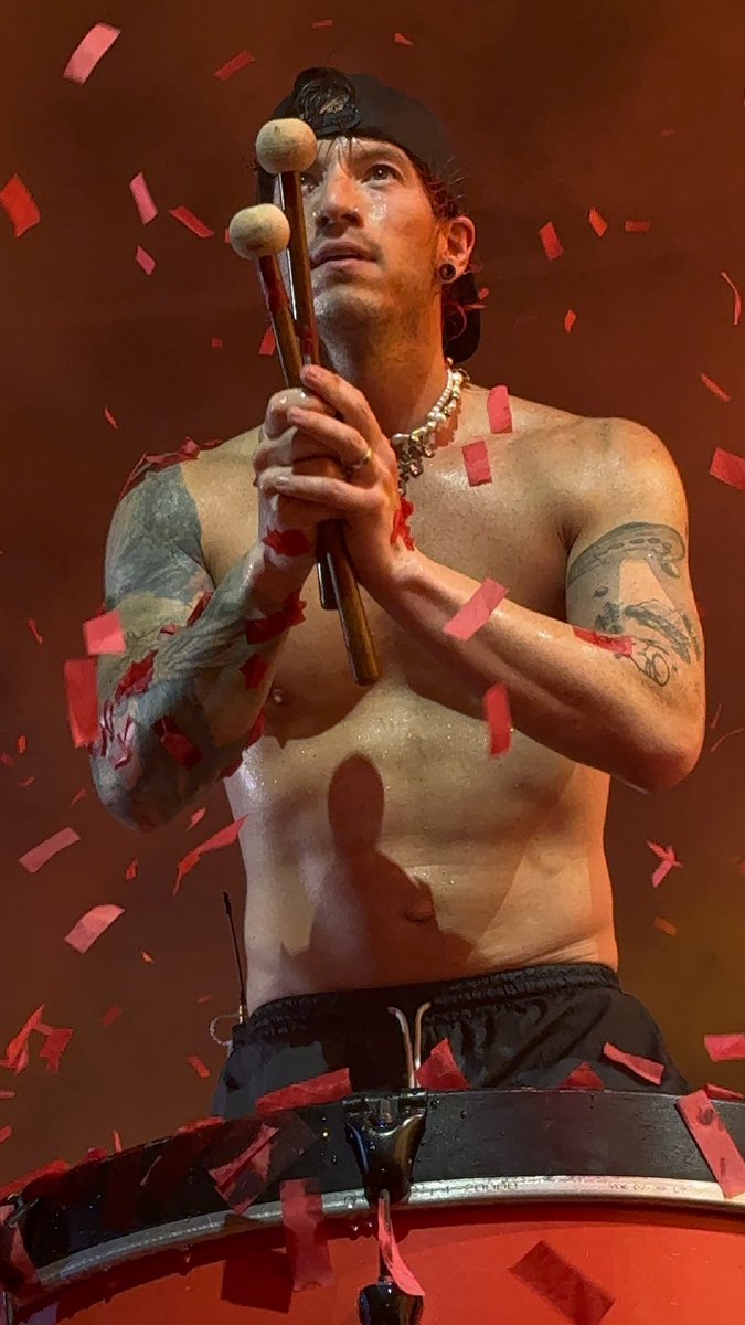 gnnasnapnecks's tweet photo. don't worry tyler. josh looks amazing from that angle. https://t.co/ejYZauRIIE