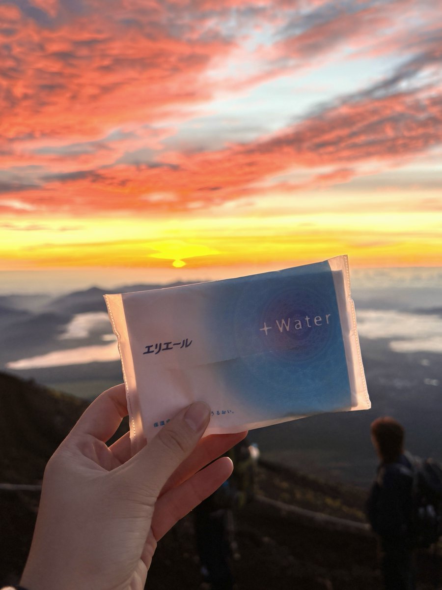 elleairofficial's tweet photo. ＼🗻ご報告🗻／
1,000いいねには届きませんでしたが...
みなさんから受け取った応援に背中を押されて、無事山頂まで登ってきました...！

ぜひ【いいね❤️】や【🗻】で
お祝いしてくれたら喜びます！✨

#山の日 https://t.co/J7FXeQpwhn