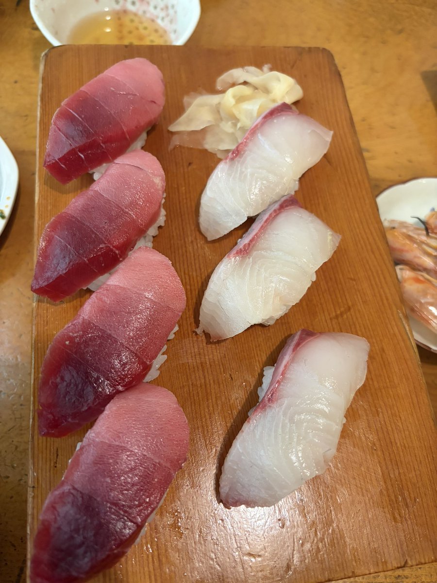 rennyuu39's tweet photo. お盆の色々♫
滝ー！！寿司〜！！牡蠣〜！！
えび〜🍤ꔛ🤍

今日はおじいちゃんが
マッサージチェアを買うのに同行する🤟 https://t.co/K58O3dAcif