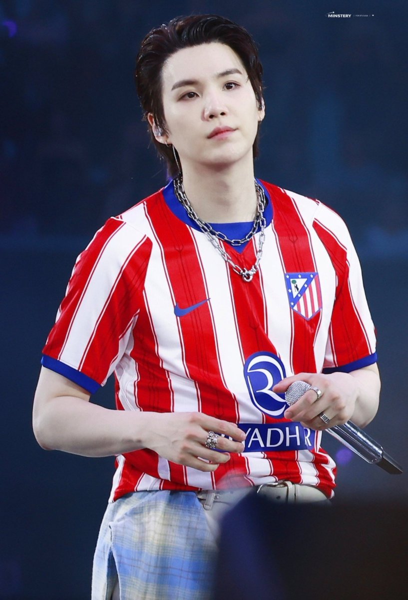 sakinayoongi's tweet photo. [News] Atlético Madrid executives highlighted SUGA in their latest interview, citing the massive global viral effect created when he debuted their unreleased kit on stage, a customized jersey "SUGA 7", during BTS concert in Spain.
Chief Operating Officer Oscar Mayo said, "I'd also like to add that our club has a strong principle of always approaching things differently. When unveiling the new uniforms for this season, we revealed them through BTS SUGA before the official announcement, creating a massive viral effect. It's the club's philosophy to undertake challenges that no one has attempted before."