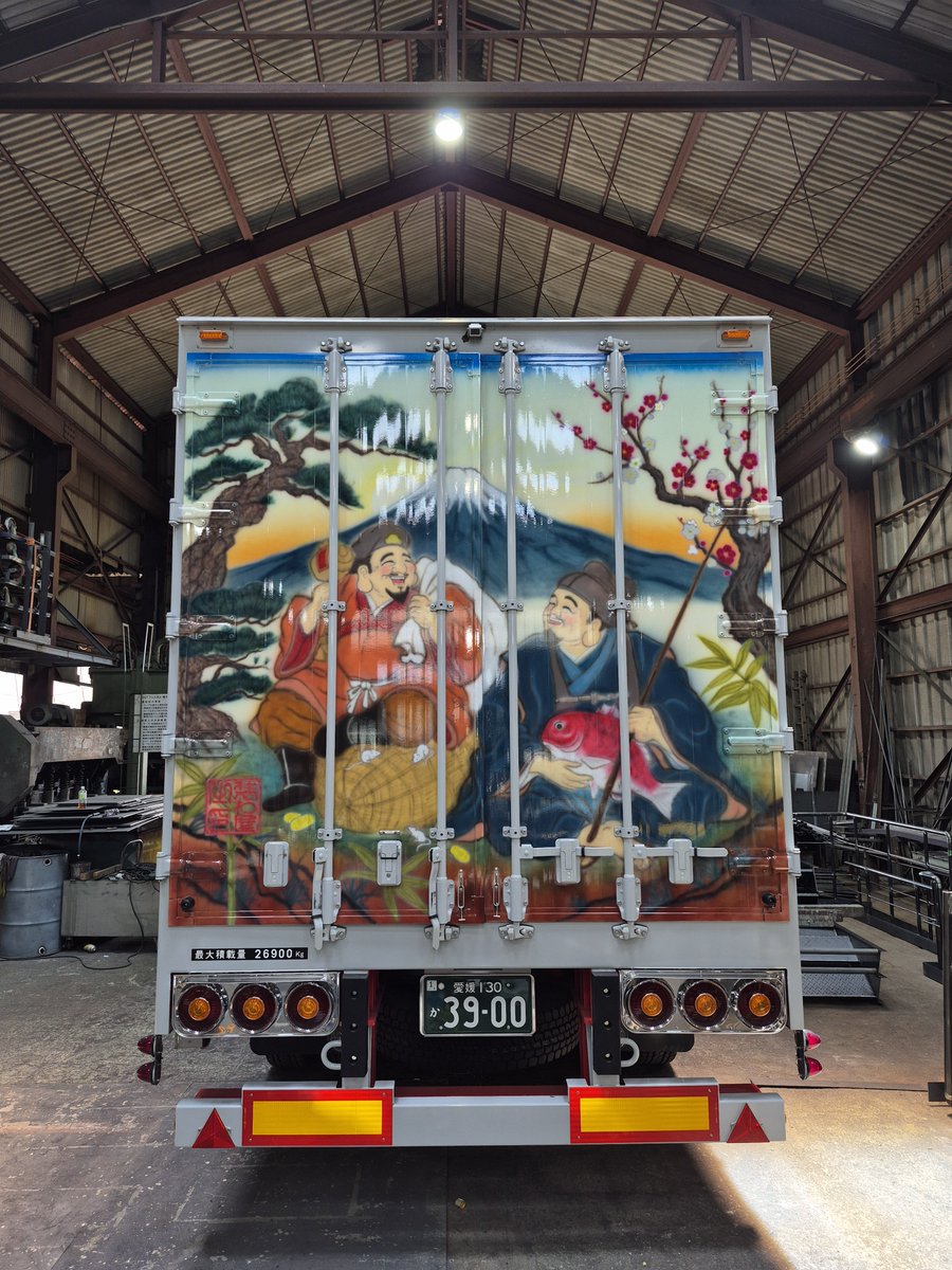 tenroku16's tweet photo. 3台目はトレーラーに描かせて頂きました。
大黒様・恵比寿様
松竹梅
鼠・小判

商売繁盛、繁栄を祈願して。 https://t.co/TfU0YWEymK