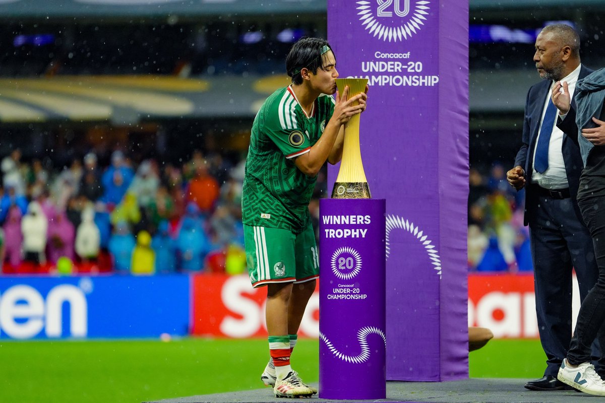 PressPortmx's tweet photo. ¡México es CAMPEÓN! 🇲🇽🏆
Se termina el encuentro @miseleccionsubs logra derrotar a Estados Unidos Sub-20 en la gran final de la Concacaf, llevándose el campeonato.
#ConcacafSub20 📸 @Daniel_Rosales5 https://t.co/GuHSsFBBQk