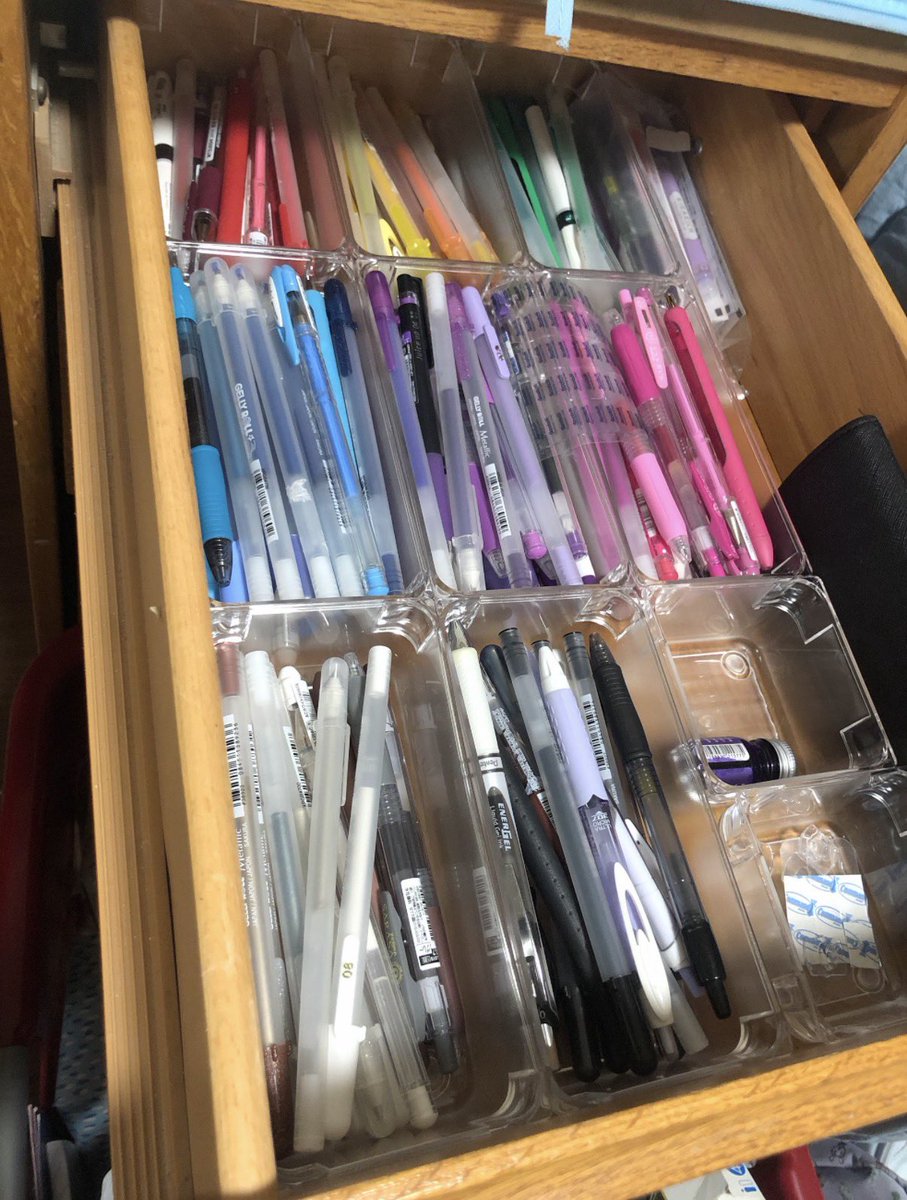 loonuhlee's tweet photo. @byfayekim bro i will literally mail you them. (un?)fortunately I have stationery tism and over the years I have accumulated genuinely so many pens I can’t use up in my lifetime even as an artist so plz let me pass them onto u https://t.co/wjbt19Dmzf