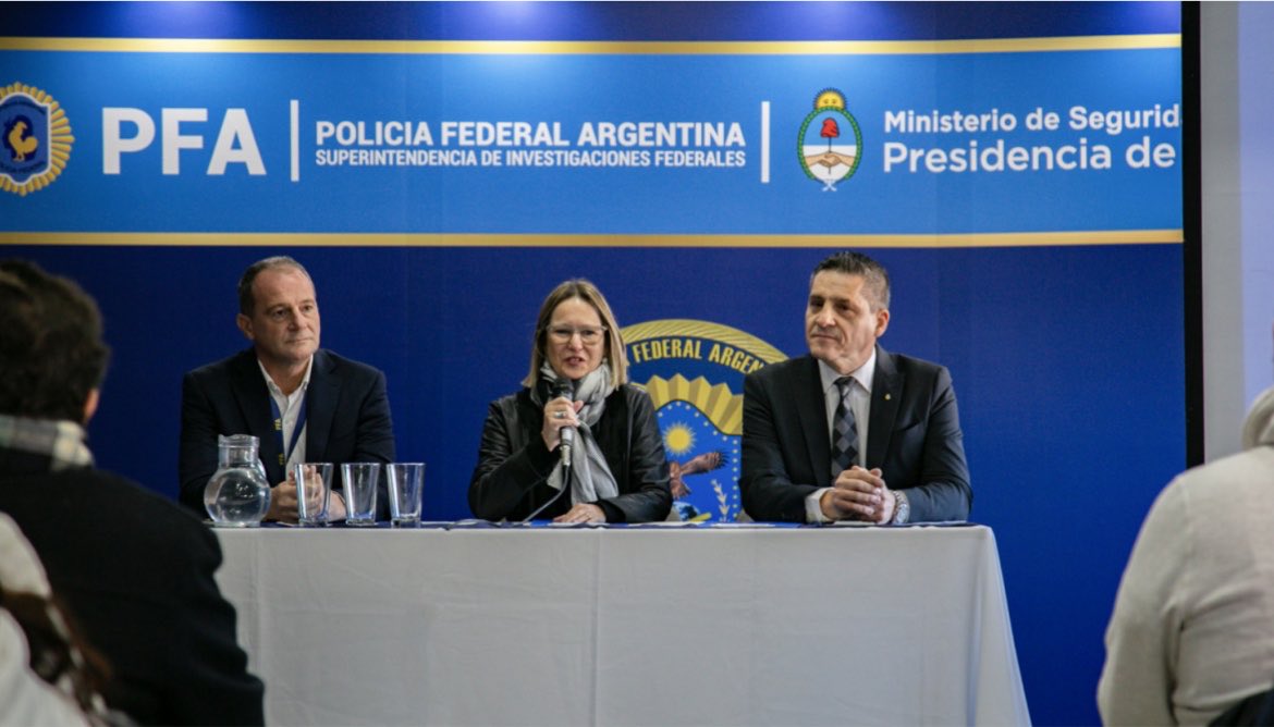Andy_TToledo's tweet photo. Si es cierto lo que la propia ANMAT dice… el policía que disparó de civil y sin identificación es el jefe del departamento Investigaciones Nacionales: Gustavo Antonio Gauna.

Acá el enlace donde lo nombran. 

https://t.co/uXFv6PbStR https://t.co/OdH8foBzxL