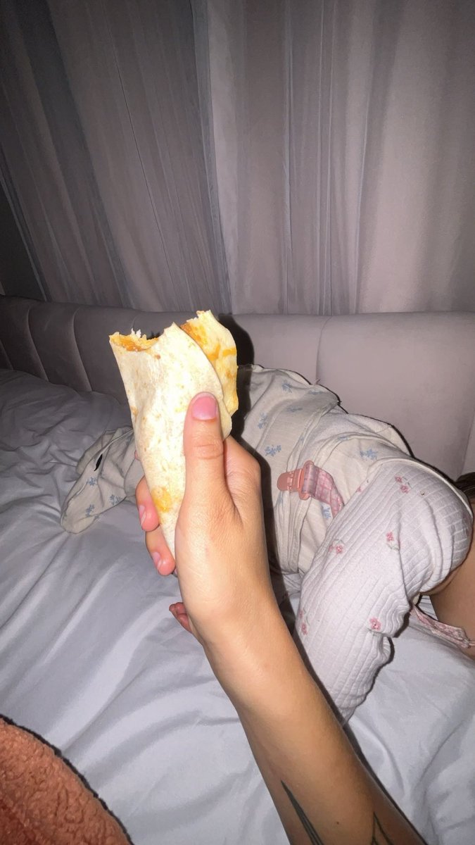 breaded_goose's tweet photo. u dont realize how loud a taco bell soft shell taco is until ur trying to eat one next to a sleeping baby at 2 am https://t.co/e48cjJDmIv