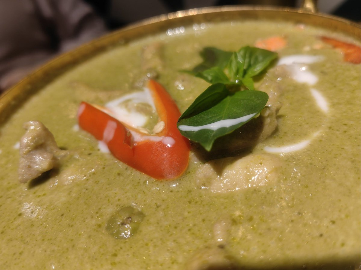 DavidHoeloe's tweet photo. Tucked away in a cozy corner of the city, this fragrant Thai green curry with tender chicken and jasmine rice transports taste buds straight to Bangkok—spicy, creamy, and pure comfort in every bite! https://t.co/QlyVUXxMdl