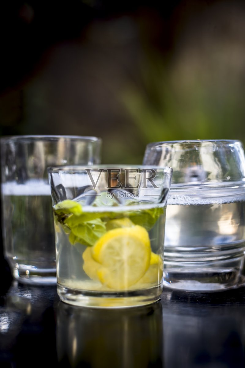 TvShogun's tweet photo. This 5-minute iced honey lemon tea is the perfect pick-me-up for hot afternoons! Mix fresh lemon juice, a spoonful of honey, cold water and ice, stir well and enjoy. https://t.co/LrLeXwGFzZ